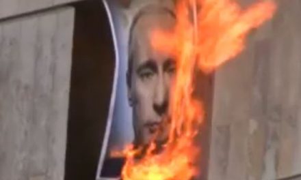 Banda Pussy Riot desafía al poder y quema retrato de Putin