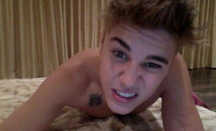Justin Bieber deja ver tatuaje en foto de cuerpo semidesnudo