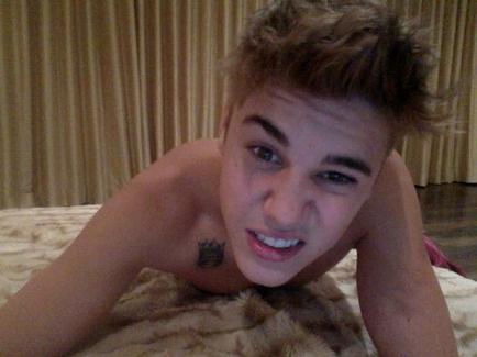 Justin Bieber deja ver tatuaje en foto de cuerpo semidesnudo