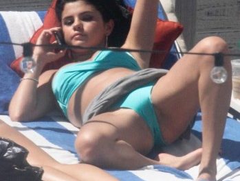 Selena Gomez es fotografiada en provocativas poses