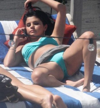 Selena Gomez es fotografiada en provocativas poses