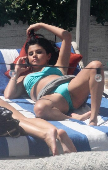 Selena Gomez es fotografiada en provocativas poses