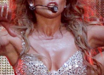 Jennifer Lopez mostró un pezón en pleno concierto