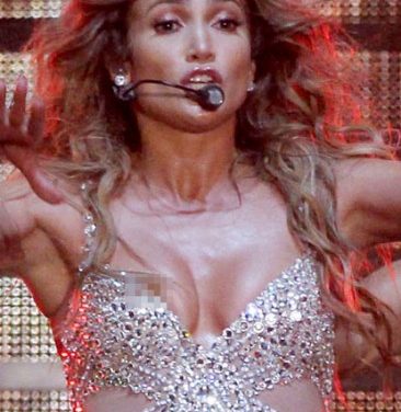 Jennifer Lopez mostró un pezón en pleno concierto
