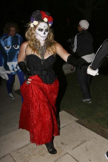 Hilary Duff sorprende con terrorífico maquillaje en fiesta de Halloween