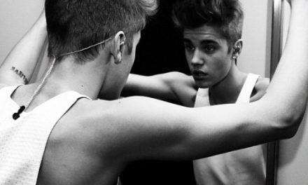 Justin Bieber comparte sexy foto en playera a través de Twitter