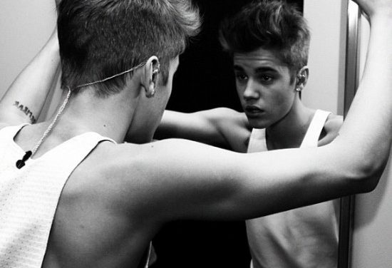 Justin Bieber comparte sexy foto en playera a través de Twitter
