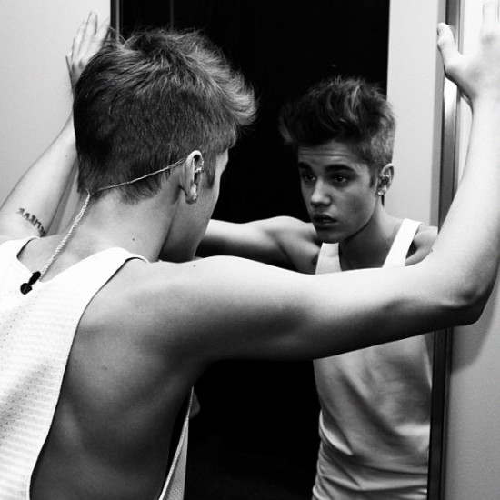 Justin Bieber comparte sexy foto en playera a través de Twitter