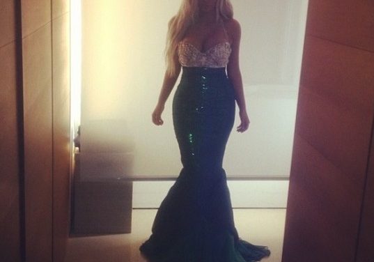 Kim Kardashian luce sus curvas disfrazada de sirena (+Fotos)
