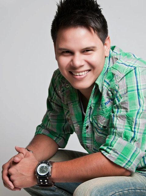 RICHARD UGAS ¡LE REGALA UN ABRAZO A VENEZUELA!