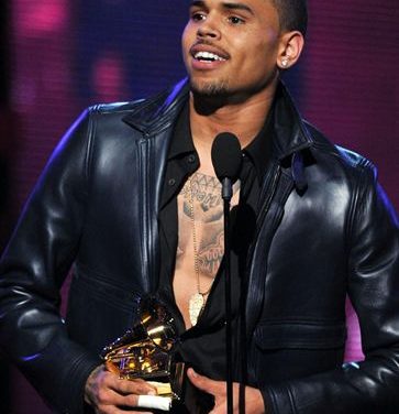 Chris Brown pide ayuda sobre el triángulo amoroso con Rihanna y Karrueche Tran