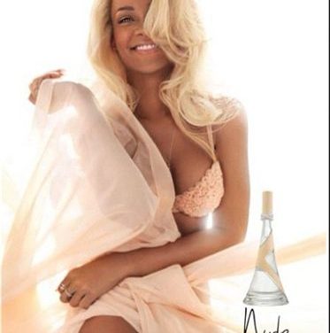Rihanna, rubia y semi desnuda para su próximo perfume