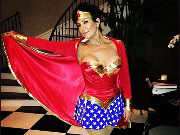 Mamá de Kim Kardashian enseña de más en Instagram