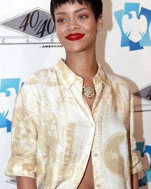 Rihanna mantiene charla íntima con exnovia de Chris Brown