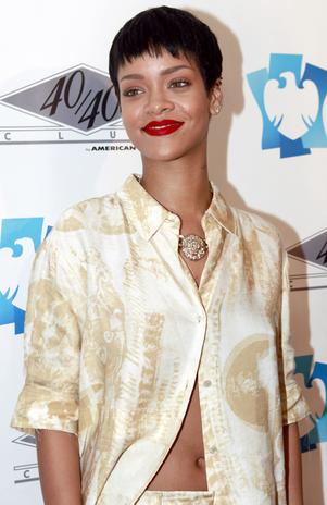 Rihanna mantiene charla íntima con exnovia de Chris Brown