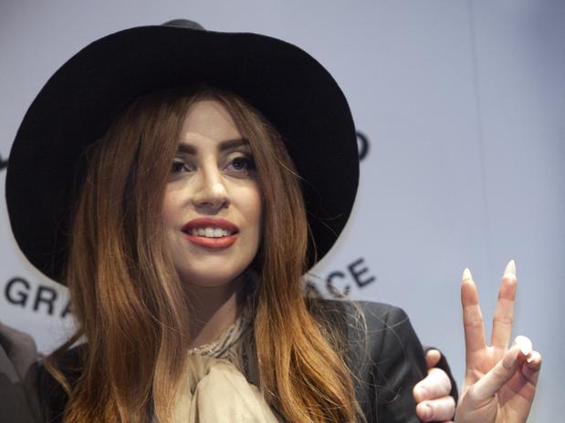 Lady Gaga y su novio presumen de buena relación
