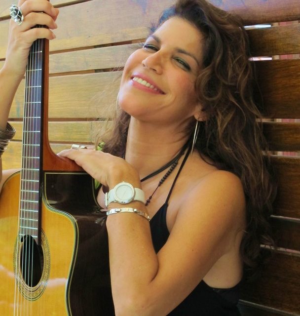 LUZ MARINA se viste de poesía y canto A FLOR DE PIEL