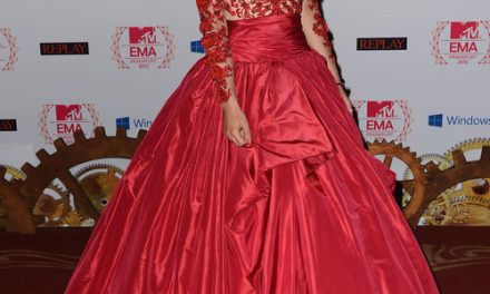 Rita Ora da comienzo a la gala de entrega de premios europeos EMA de MTV