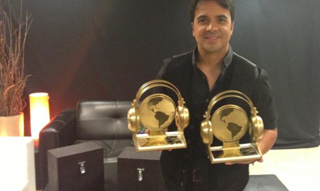 LUIS FONSI RECIBE DOS DISCOS DE ORO