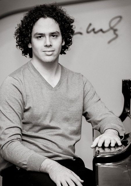 Luis Urbina gana el primer lugar en la compeición de concierto de la Universidad Internacional de Florida