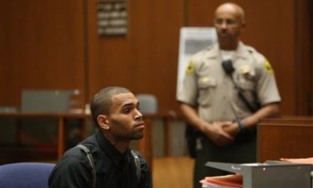 Chris Brown seguirá en libertad condicional