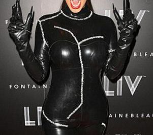 Kim Kardashian presume de sus voluptuosas curvas com disfraz de ‘Gatúbela’