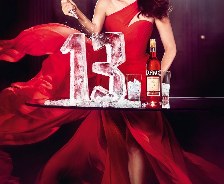 Calendario Campari 2013: UN BESO DE DESPEDIDA A LAS SUPERSTICIONES.