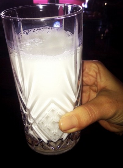 Kim Kardashian promueve el consumo de la leche de camella