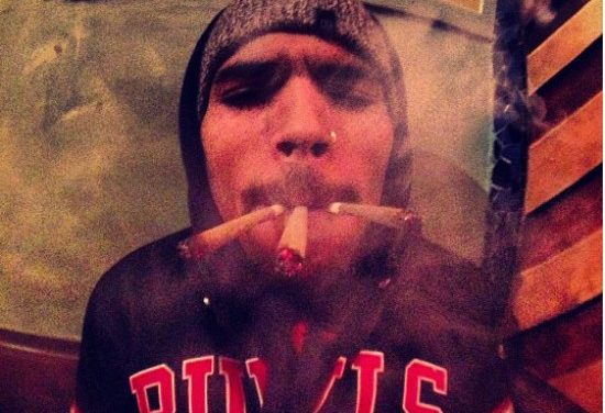 Chris Brown se disculpa por fotos suyas fumando marihuana