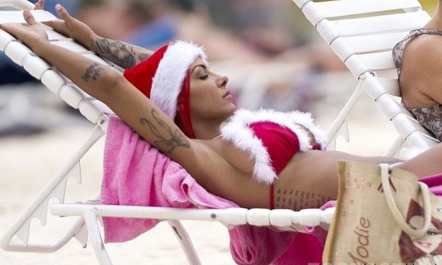 Jodie Marsh una bomba sexy disfrazada de santa claus y en bikini (+Fotos)