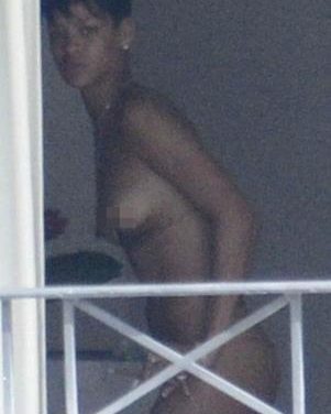 Paparazzi filtra desnudo de Rihanna en balcón en Barbados (+Foto)