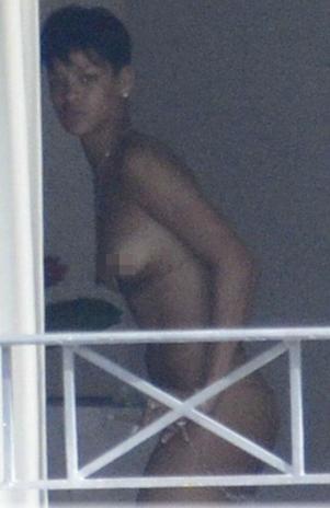 Paparazzi filtra desnudo de Rihanna en balcón en Barbados (+Foto)