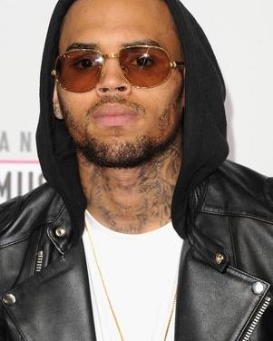 Chris Brown se borra tatuaje dedicado a su exnovia Karrueche