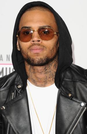 Chris Brown se borra tatuaje dedicado a su exnovia Karrueche