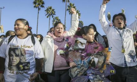 Con trompetas y mariposas, fans despiden a Jenni Rivera en Los Ángeles