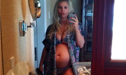 Jessica Simpson muestra su avanzado embarazo en Twitter