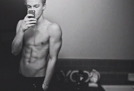 Cody Simpson supera a Justin Bieber en físico (+Foto)