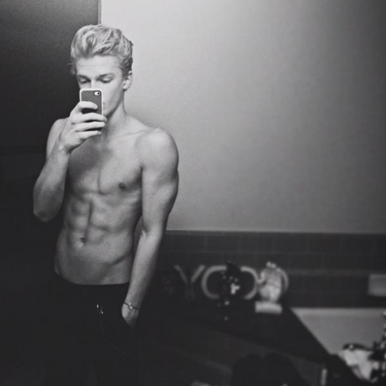 Cody Simpson supera a Justin Bieber en físico (+Foto)