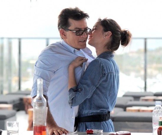 Charlie Sheen estrena novia: Actriz porno se convierte en nueva ‘diosa’