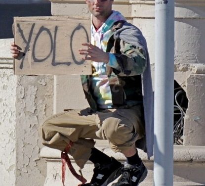 Adam Levine luce como indigente para nuevo video