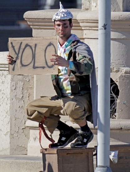 Adam Levine luce como indigente para nuevo video