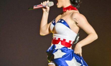 Katy Perry lució sexy traje patriota en concierto Kids’ Inaugural