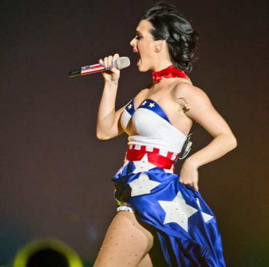 Katy Perry lució sexy traje patriota en concierto Kids’ Inaugural