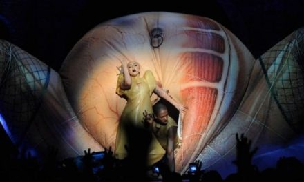 Lady Gaga sale de una vagina inflable (+Foto)