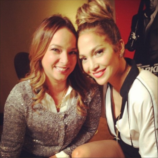 Adamari Lopez y Jennifer Lopez se lucen sonrientes juntas