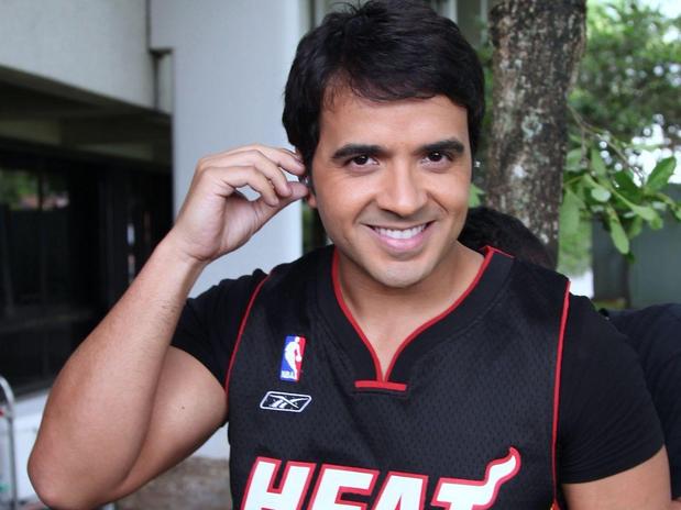 Fans de Luis Fonsi le piden que se defienda de Adamari López