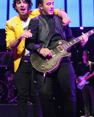 Los Jonas Brothers enfrentan demanda de fan aplastada en su show