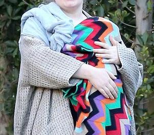 Adele captada por los paparazzi con su bebé en Estados Unidos