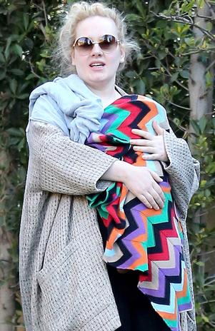 Adele captada por los paparazzi con su bebé en Estados Unidos