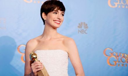 Anne Hathaway gana Globo de Oro a Mejor Actriz de reparto